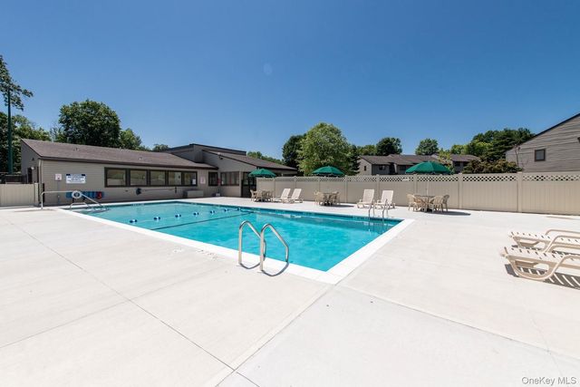 8 Knightsbridge C, Poughkeepsie, NY 12603