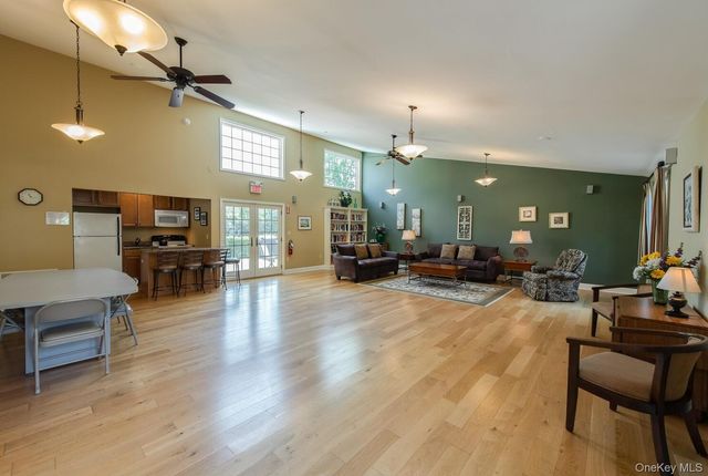 8 Knightsbridge C, Poughkeepsie, NY 12603