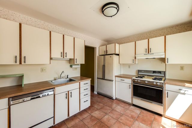 8 Knightsbridge C, Poughkeepsie, NY 12603