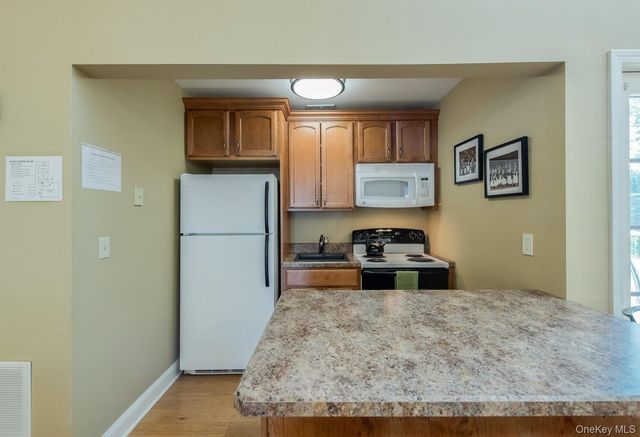 8 Knightsbridge C, Poughkeepsie, NY 12603