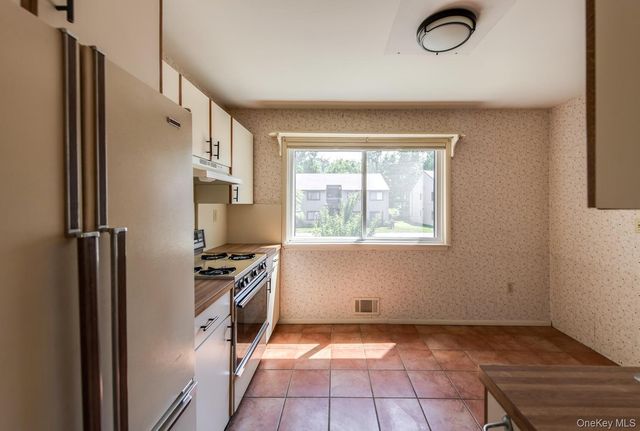 8 Knightsbridge C, Poughkeepsie, NY 12603