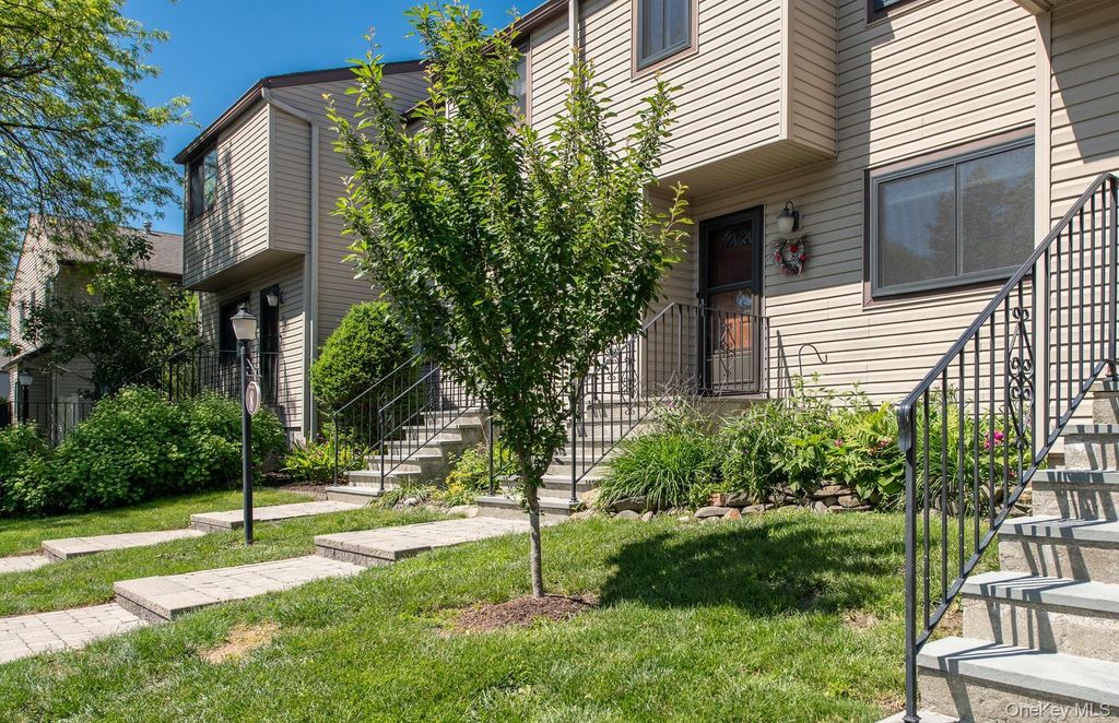 8 Knightsbridge C, Poughkeepsie, NY 12603