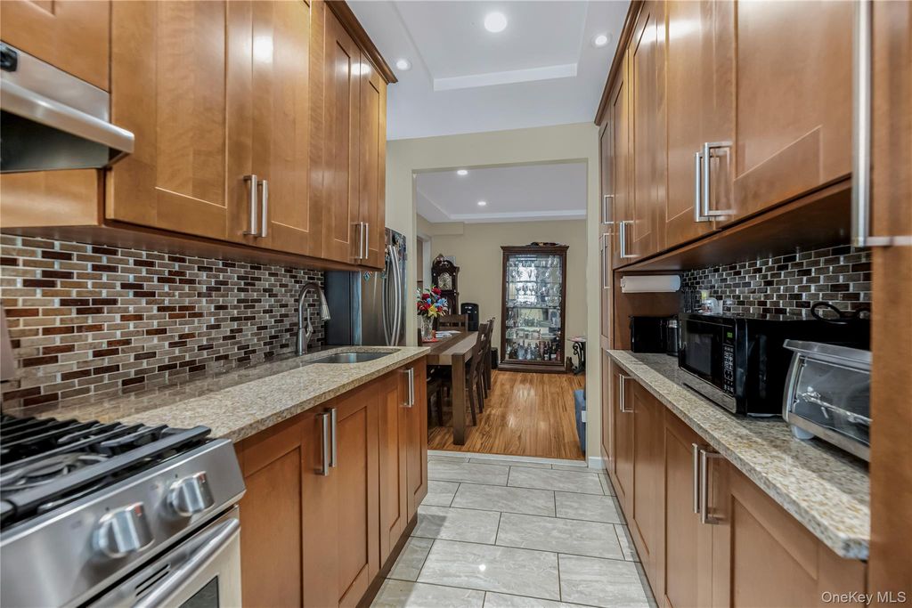 758 Brady Avenue 112, Bronx, NY 10462 — exterior