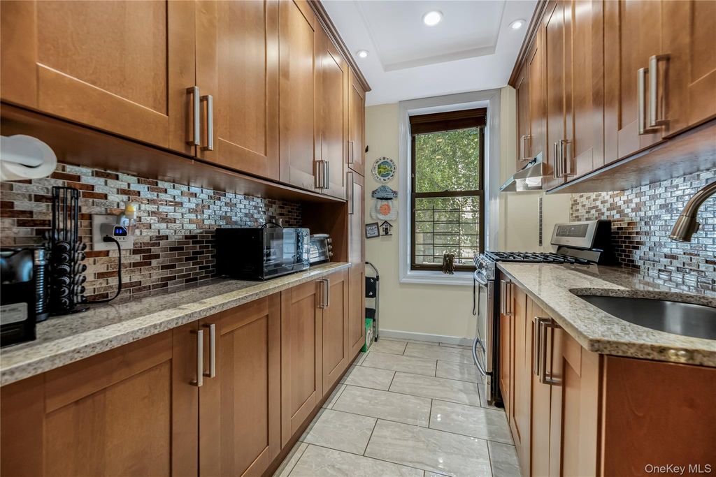 758 Brady Avenue 112, Bronx, NY 10462 — photo 2