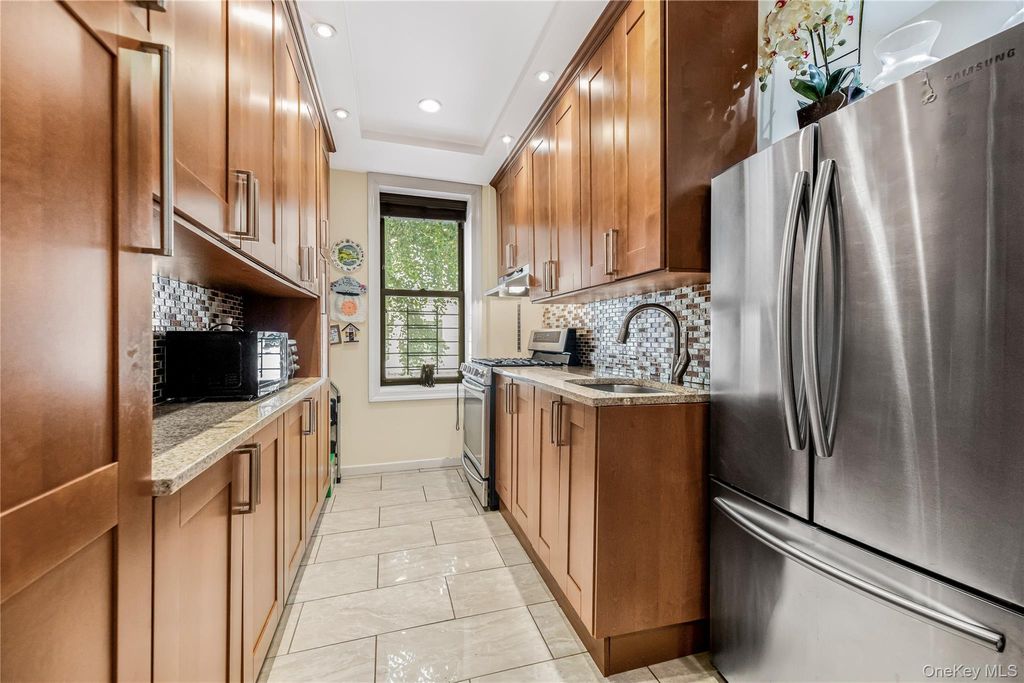 758 Brady Avenue 112, Bronx, NY 10462 — photo 3