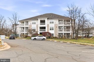 8075 LACY DR #101, Manassas, VA 20109