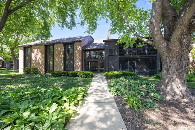 740 Saint Andrews Lane 4, Crystal Lake, IL 60014