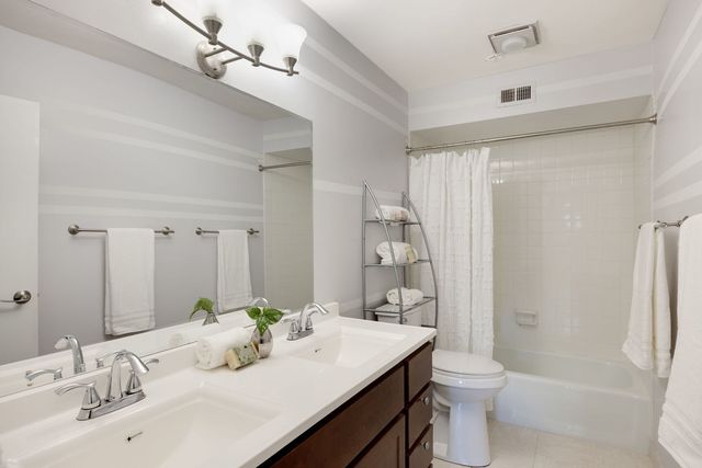 740 Saint Andrews Lane 4, Crystal Lake, IL 60014