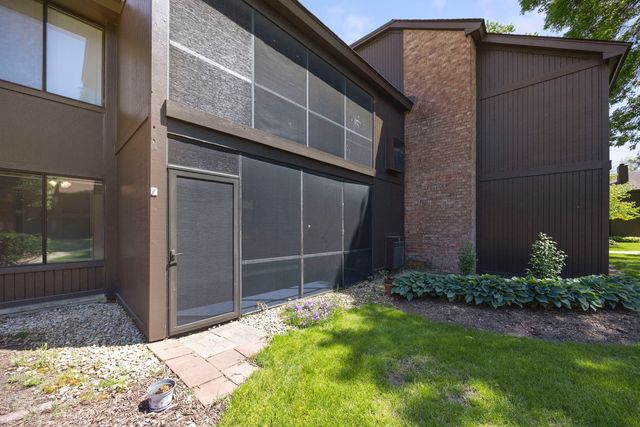 740 Saint Andrews Lane 4, Crystal Lake, IL 60014