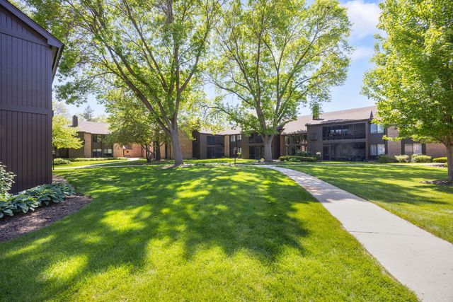 740 Saint Andrews Lane 4, Crystal Lake, IL 60014