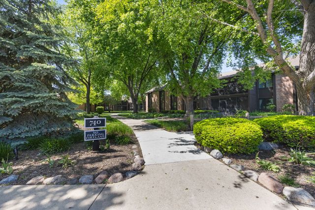740 Saint Andrews Lane 4, Crystal Lake, IL 60014