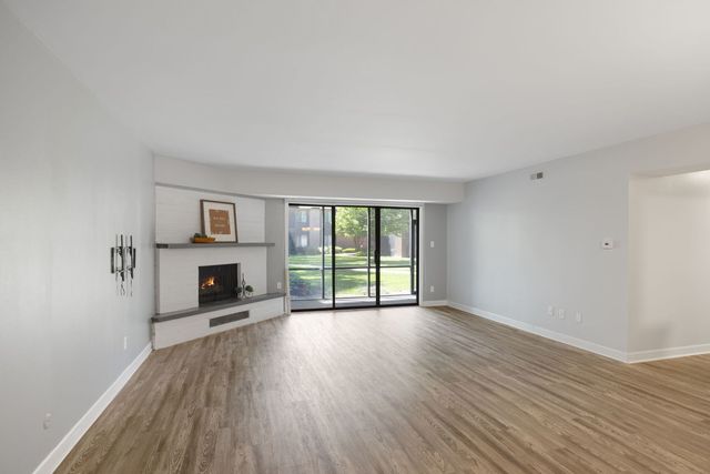 740 Saint Andrews Lane 4, Crystal Lake, IL 60014