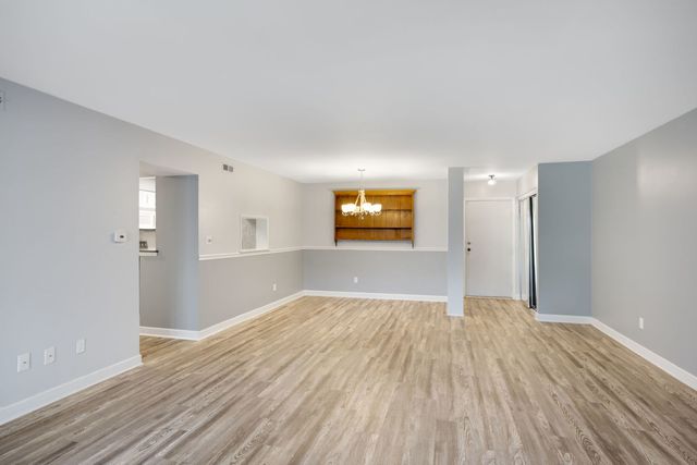 740 Saint Andrews Lane 4, Crystal Lake, IL 60014
