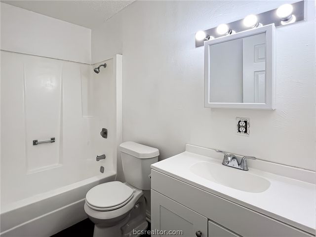 800 Pine Street, Hearne, TX 77859