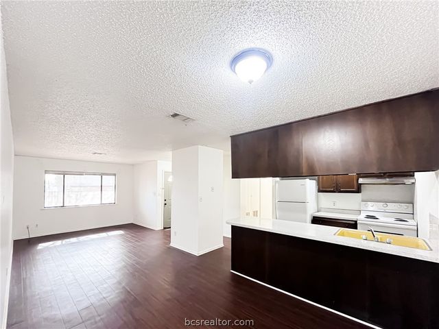 800 Pine Street, Hearne, TX 77859