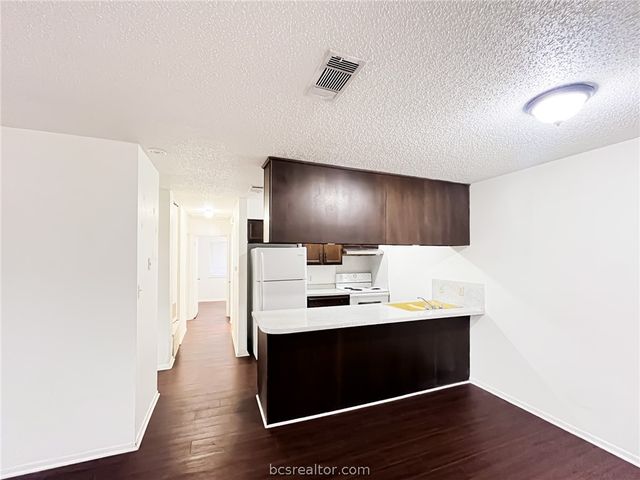 800 Pine Street, Hearne, TX 77859