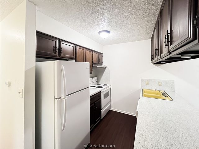 800 Pine Street, Hearne, TX 77859