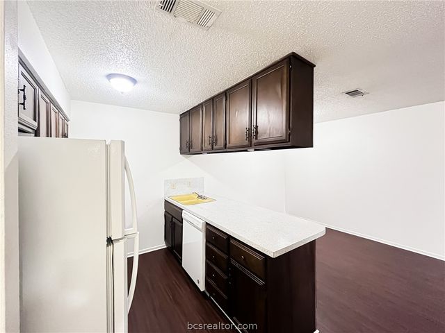 800 Pine Street, Hearne, TX 77859