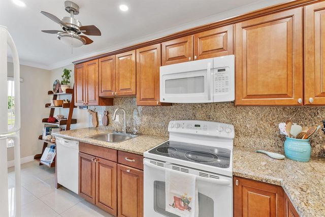 1041 Orange Terrace 104, Delray Beach, FL 33445