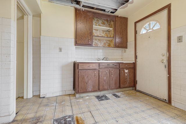 2556 E 97th Place, Chicago, IL 60617