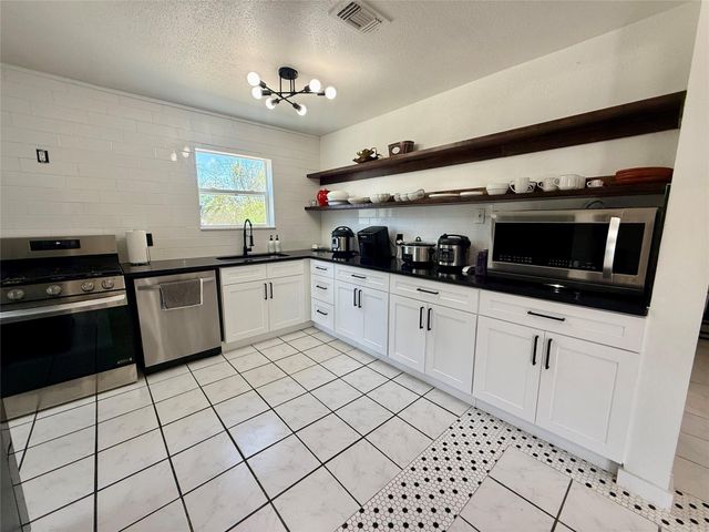 4183 County Road 571, West Columbia, TX 77486