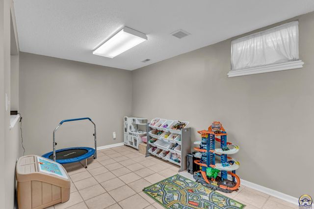 2904 Atchison Cir, Lawrence, KS 66047