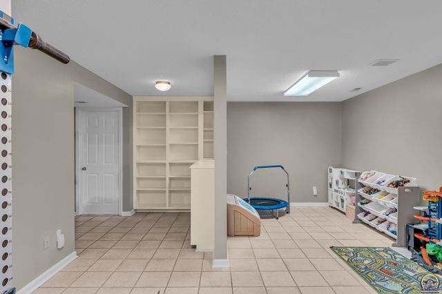 2904 Atchison Cir, Lawrence, KS 66047