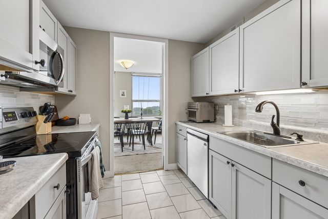 2626 N LAKEVIEW Avenue 1002, Chicago, IL 60614