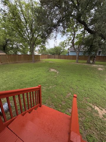7110 Highway 6, Hitchcock, TX 77563