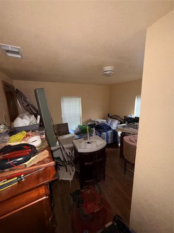 7110 Highway 6, Hitchcock, TX 77563