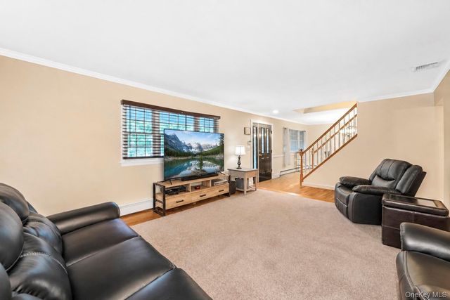124 Bayview Drive, Oakdale, NY 11769