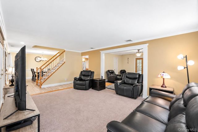 124 Bayview Drive, Oakdale, NY 11769