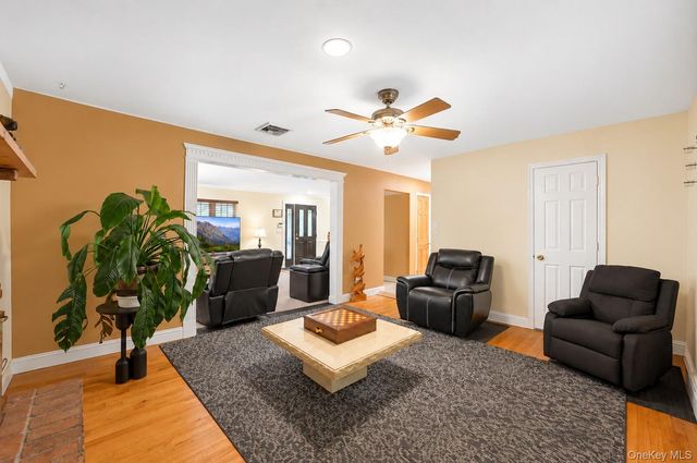 124 Bayview Drive, Oakdale, NY 11769