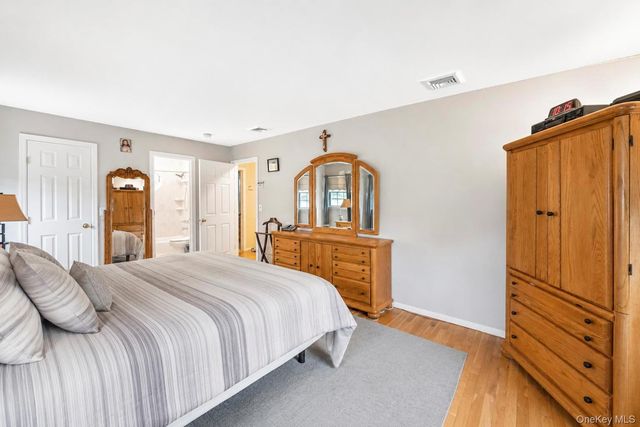 124 Bayview Drive, Oakdale, NY 11769