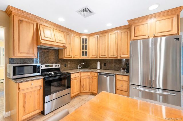 124 Bayview Drive, Oakdale, NY 11769
