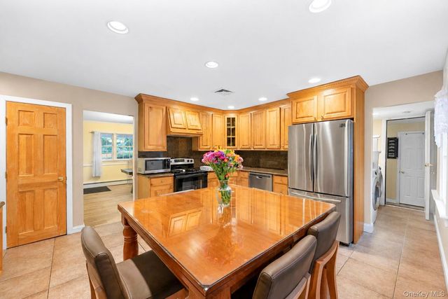 124 Bayview Drive, Oakdale, NY 11769