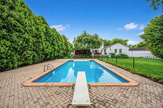 124 Bayview Drive, Oakdale, NY 11769