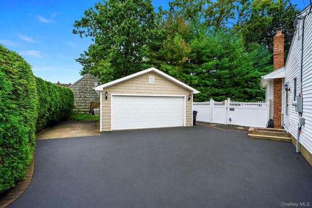 124 Bayview Drive, Oakdale, NY 11769