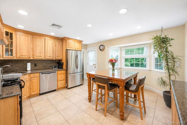 124 Bayview Drive, Oakdale, NY 11769