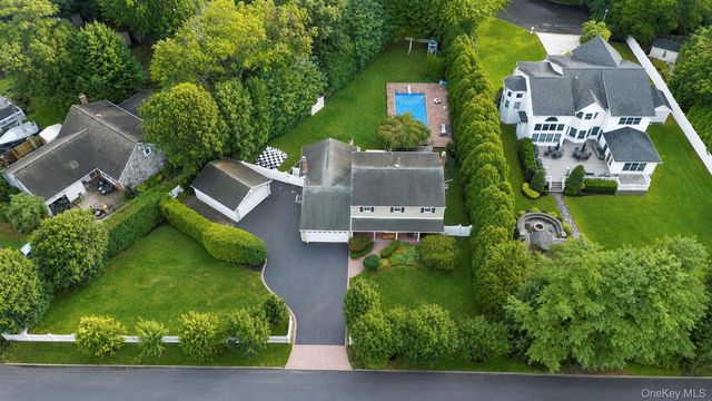 124 Bayview Drive, Oakdale, NY 11769