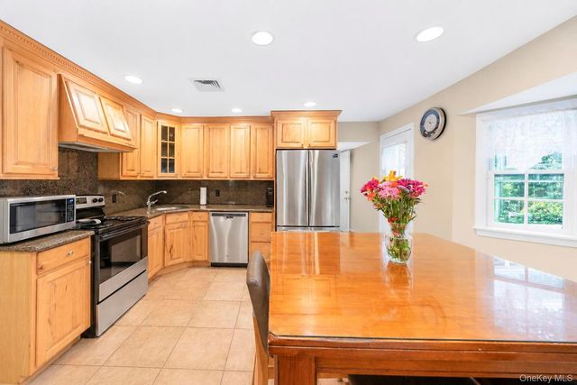 124 Bayview Drive, Oakdale, NY 11769