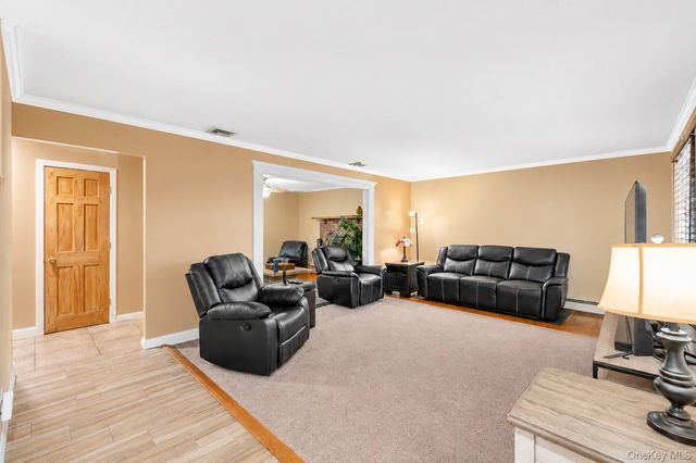124 Bayview Drive, Oakdale, NY 11769