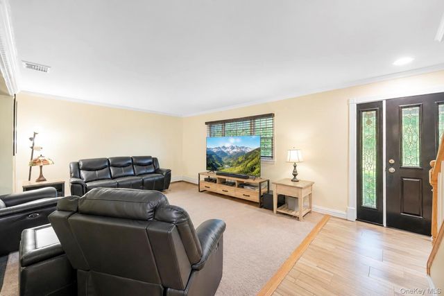124 Bayview Drive, Oakdale, NY 11769