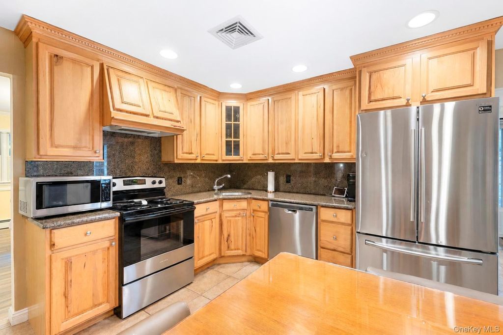 124 Bayview Drive, Oakdale, NY 11769 — photo 3