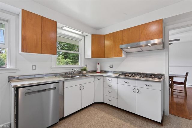 5204 Lake CIR, Portsmouth, VA 23703