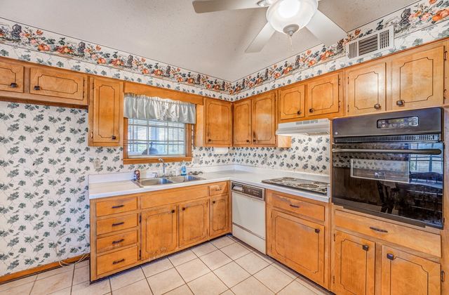 2460 WOODVALE DR, Memphis, TN 38127