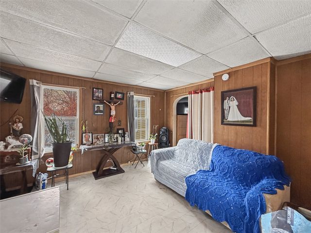 1019 E 8th Street, Des Moines, IA 50316