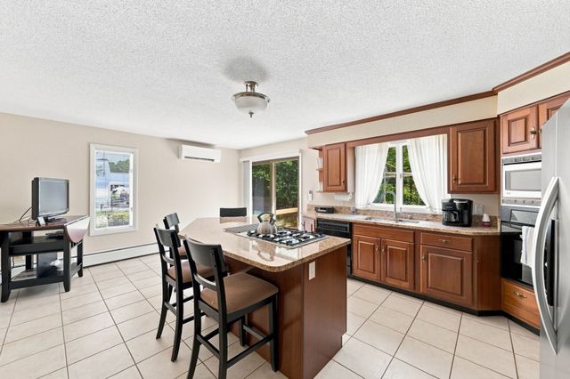 6 Snow Fields Rd, Mattapoisett, MA 02739