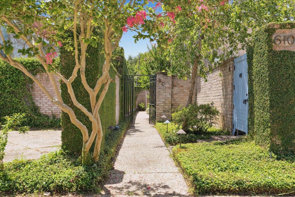 6103 Valley Forge Drive C, Houston, TX 77057