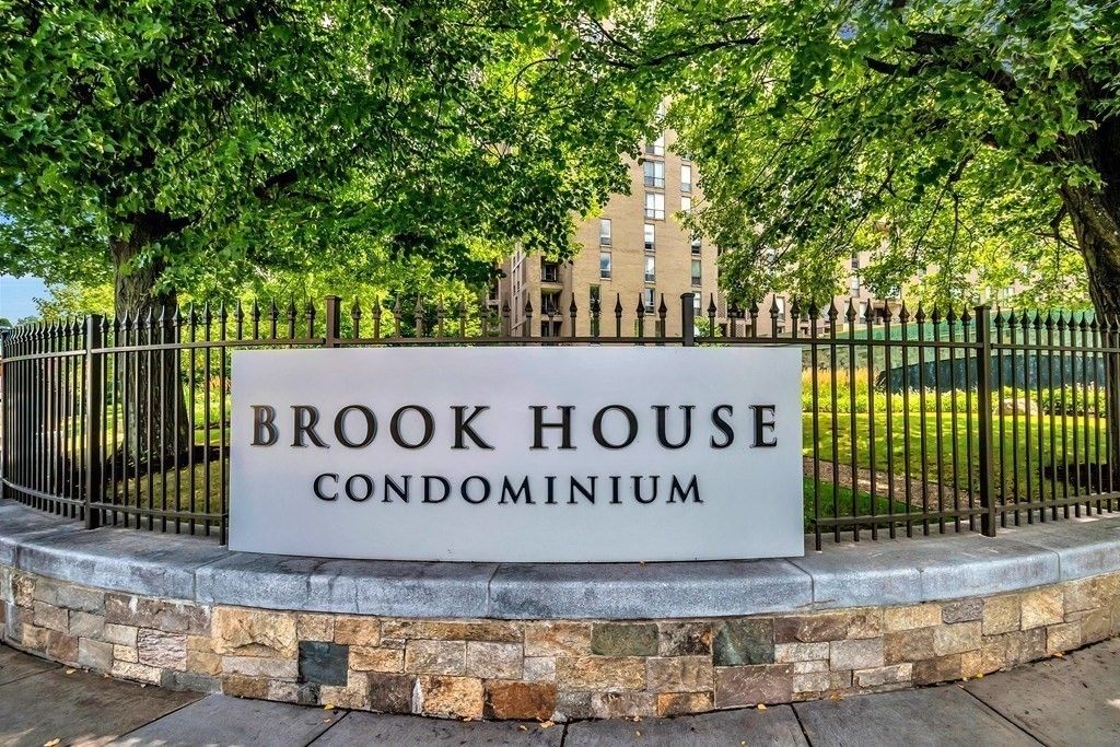 99 Pond Ave. 208, Brookline, MA 02445